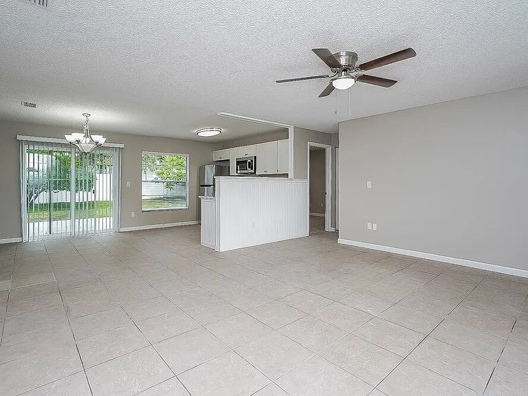 1070 Bridlewood Way — Photo 4