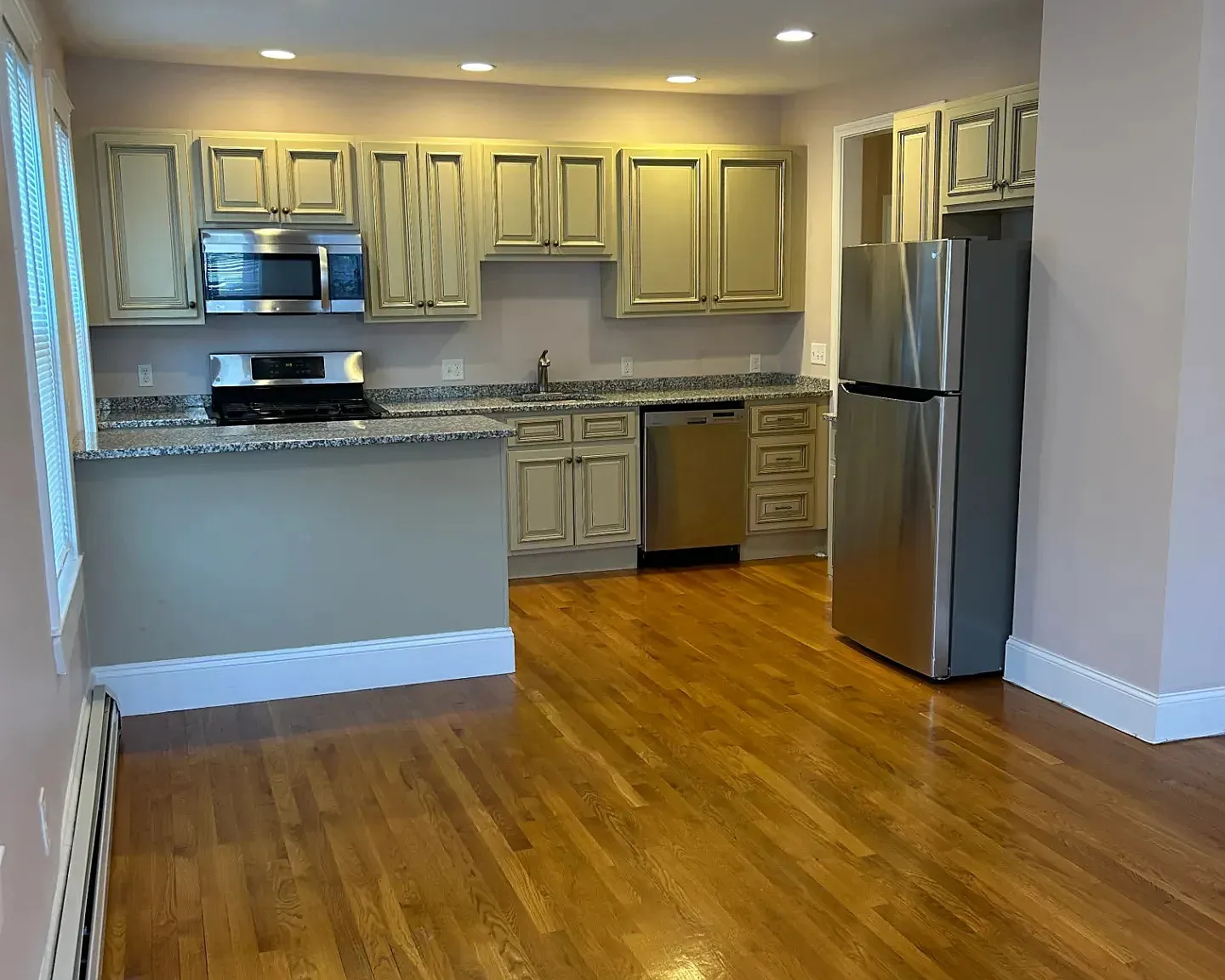 2 bed, 900 sqft, $3,000 — Photo 2
