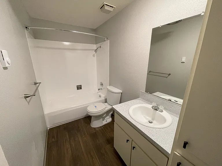 Eagle Pointe Apartments — Photo 17