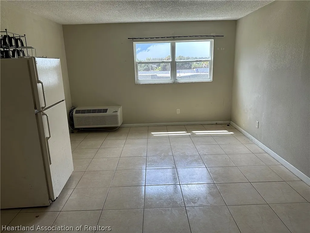 Studio, 406 sqft, $875 — Photo 2