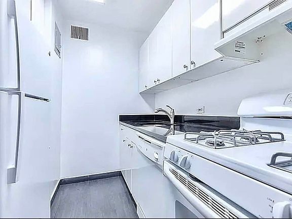 3rd image of 330 E 46th St APT 5T