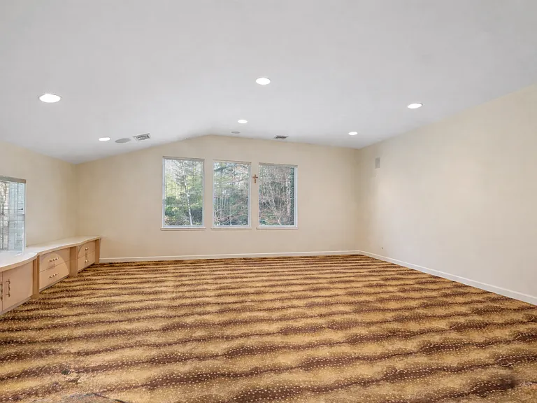 90 Rodeo Dr — Photo 10