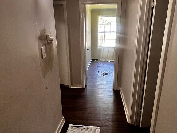 3rd image of 428 Northside Cir