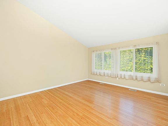 5th image of 19 Elmwood Sq