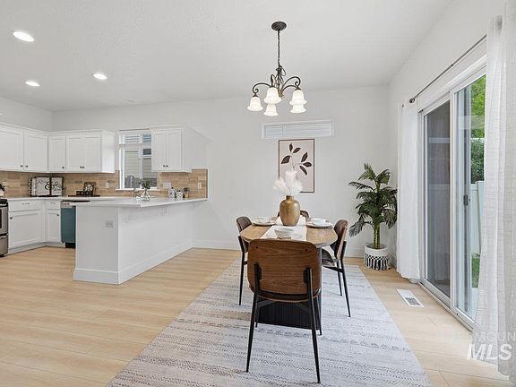 4th image of 2879 N Ridgebury Ave