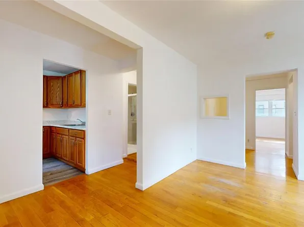 124-01 Hillside Avenue image 5 of 20