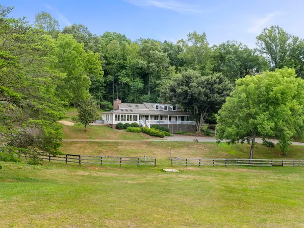 9050 Tanbark Ln, Howardsville, VA 24562
