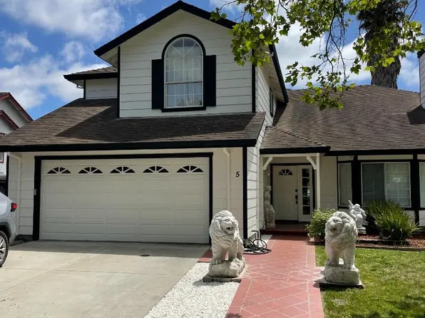 5 Burlington Cir, Salinas, CA 93906