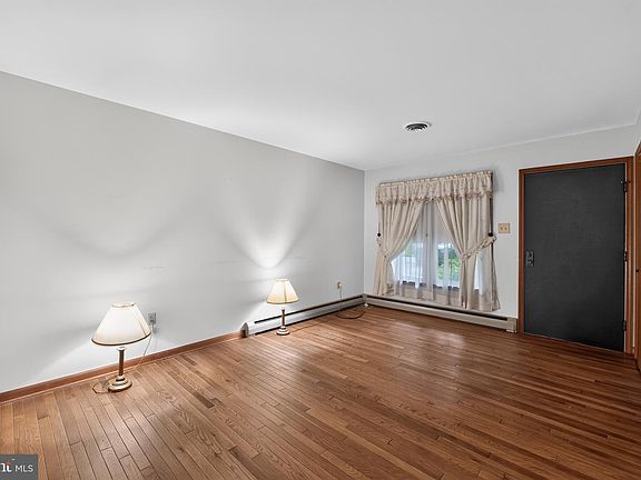 4th image of 9810 Woodsboro Rd