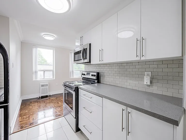 787 Vaughan Rd — Photo 1