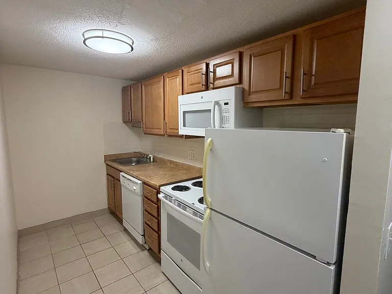 122 Dustin St #2U — Photo 1
