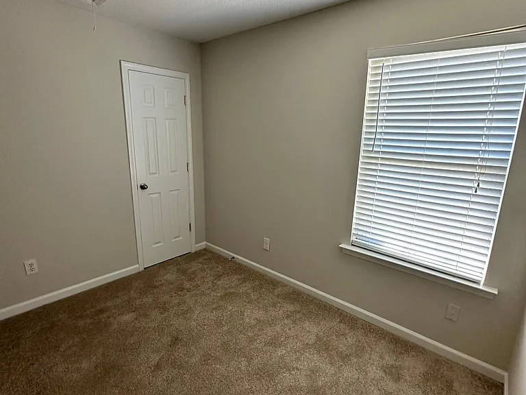 121 Cabana Dr — Photo 4