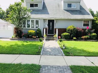1417 Jefferson St, Floral Park, NY 11001