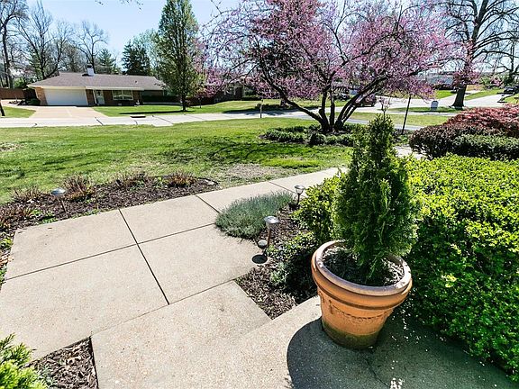 4th image of 9425 Oakwood Manor Ln