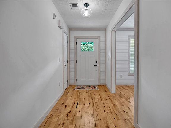 4th image of 242 Richmond Dr