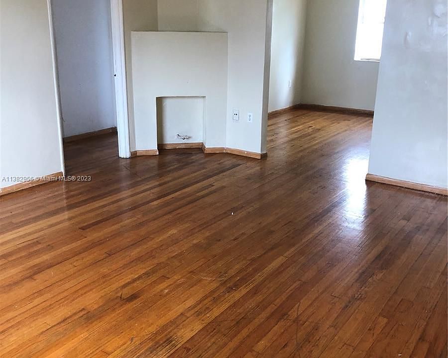 1st image of 987 Bay Dr #2