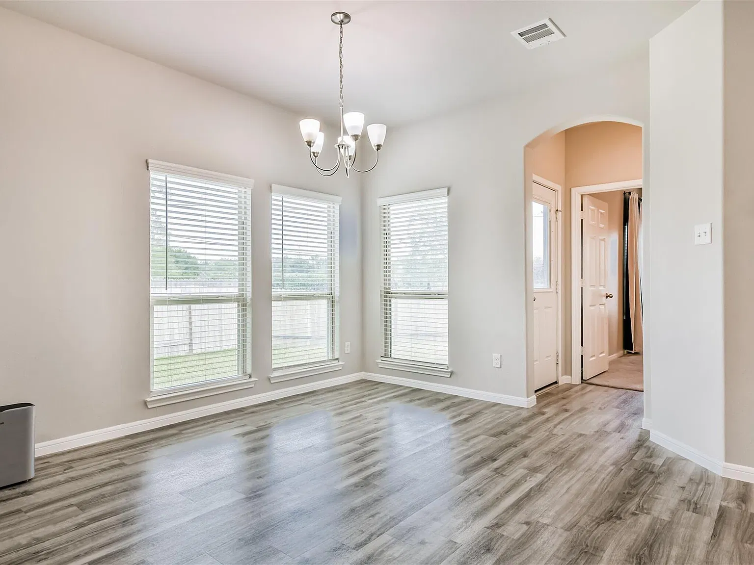3 bed, 2.0 bath, 1494 sqft, $1,900 — Photo 2
