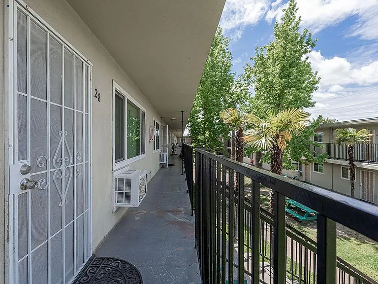 Rosewood Gardens Apartments — Photo 16