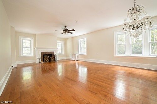 5th image of 19 Hathaway Ln