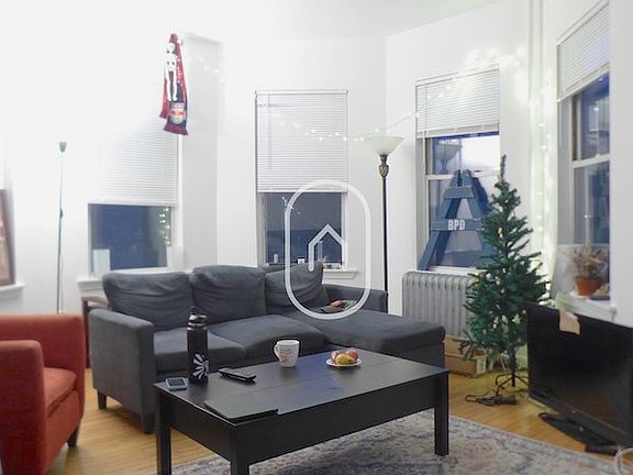 4th image of 826 Huntington Ave