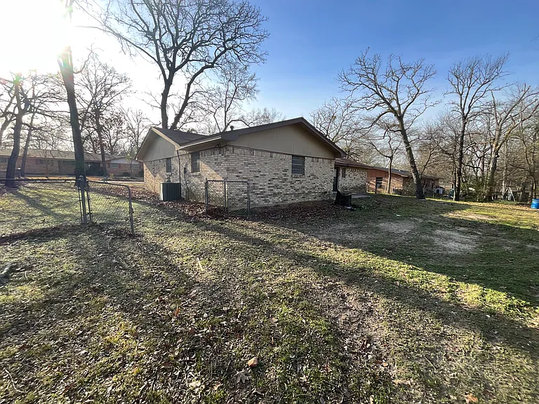 1361 Shady Ln — Photo 23