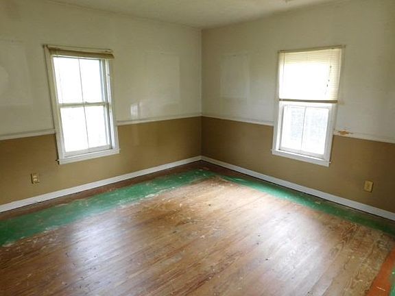 4th image of 100 Tracy Ln