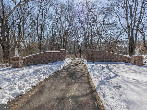 2nd image of 196 Aqueduct Rd