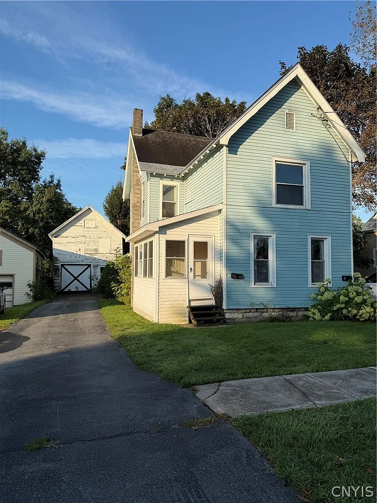 2 bed, 1.0 bath, 1860 sqft, $1,200 — Photo 1