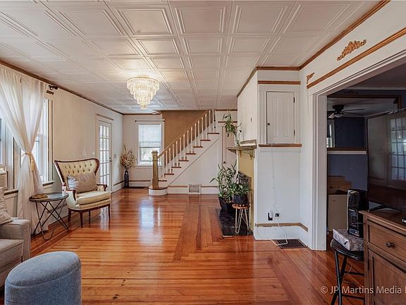 5th image of 146 Garden St