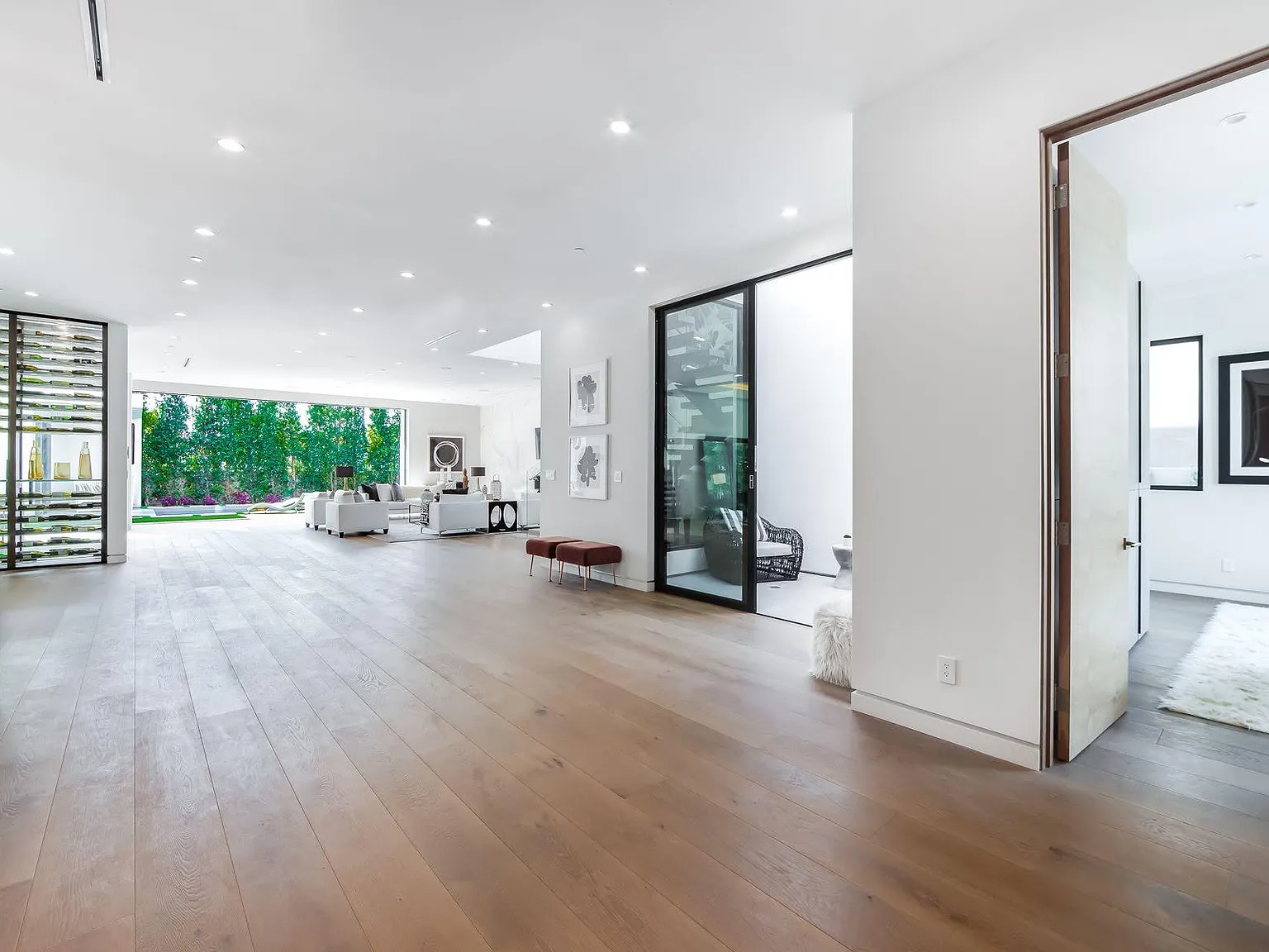 4 bed, 4.5 bath, 5966 sqft, $20,000 — Photo 3