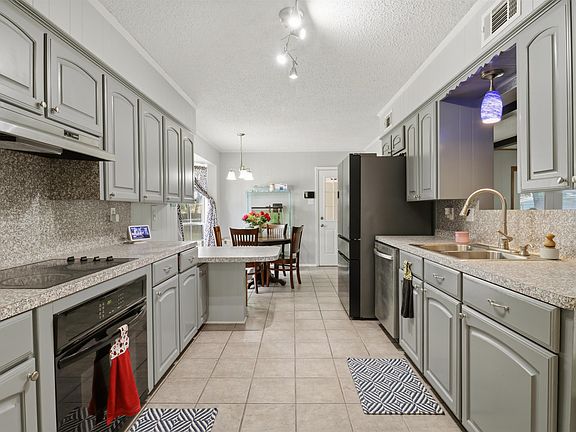 5th image of 110 E Larkspur St