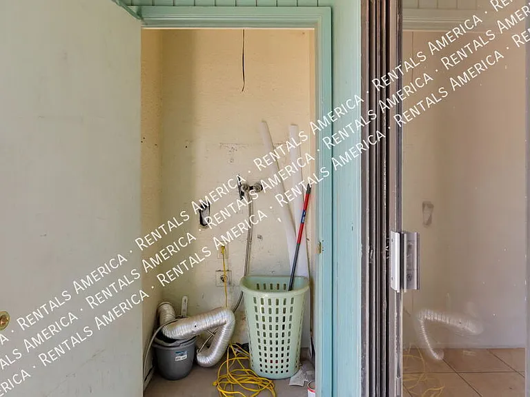 1366 N Riverview Blvd — Photo 6