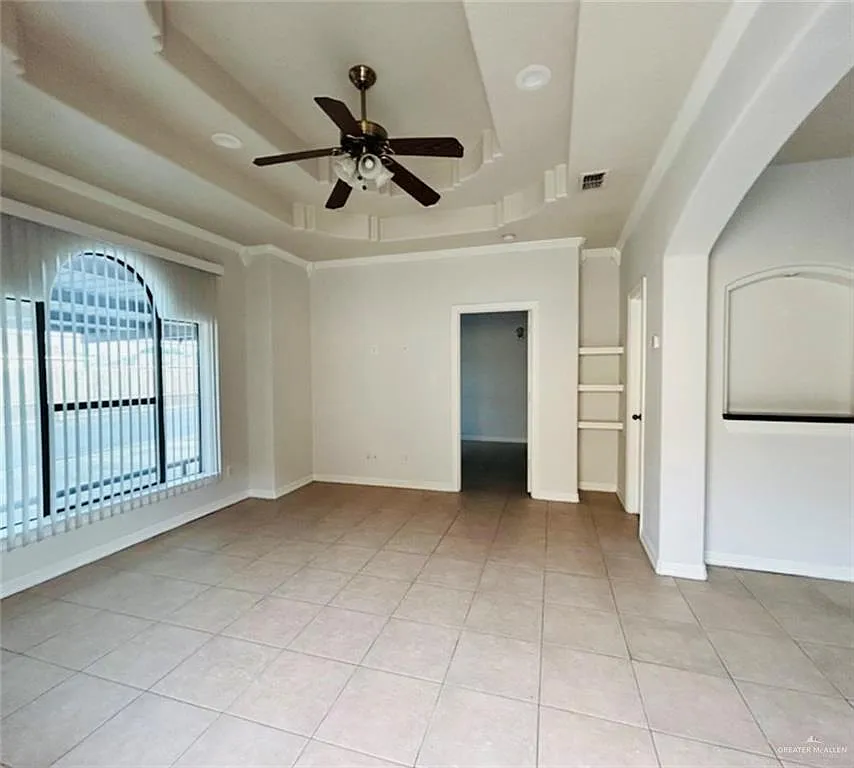 Building Photo - 702 S Logan Dr #3