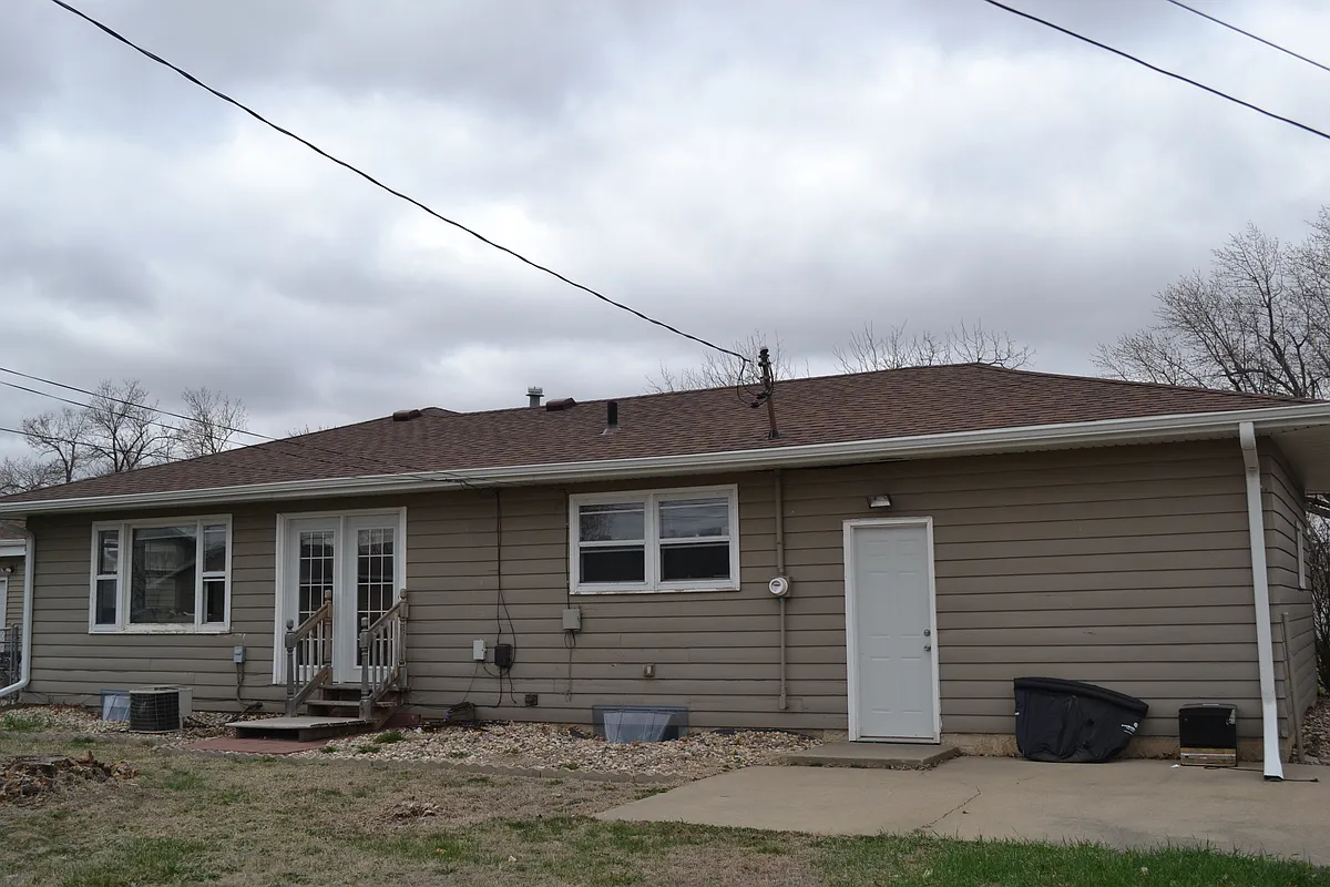 Back view - 3300 S Hawthorne Ave