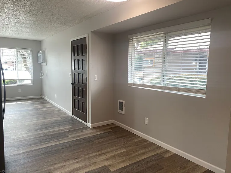 133 E Chelan Ave — Photo 17