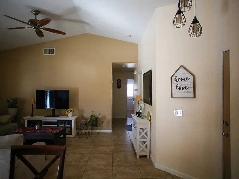 908 A Rioseco Dr — Photo 3