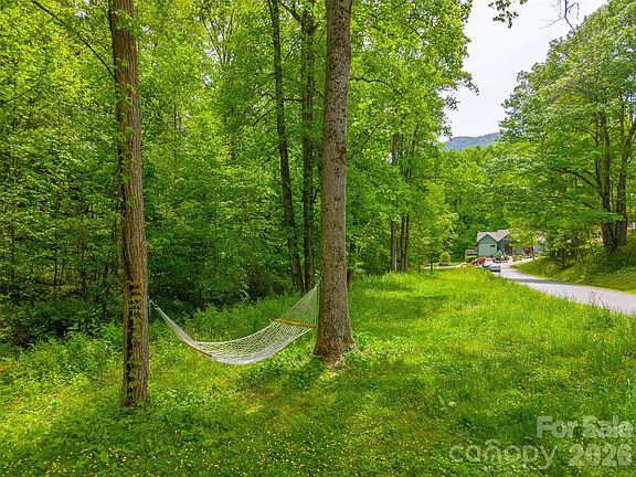3rd image of 27 Peak View Ln