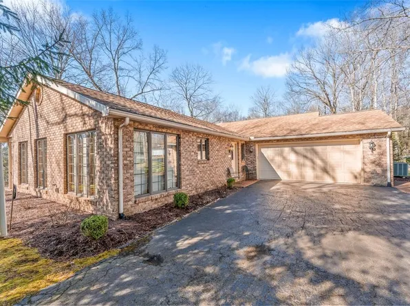 3815 N Point Dr, New Castle, PA 16105