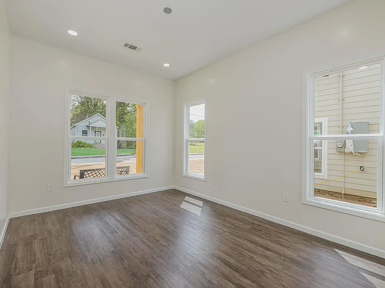 1061 Shaw Pl — Photo 8