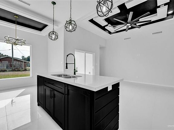 5th image of 402 Dakota Dr