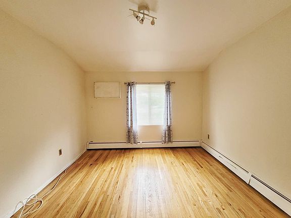 4th image of 308 Dewey Ave