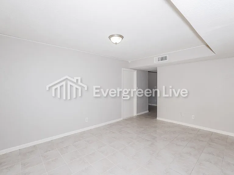 6604 W Christy Dr — Photo 10