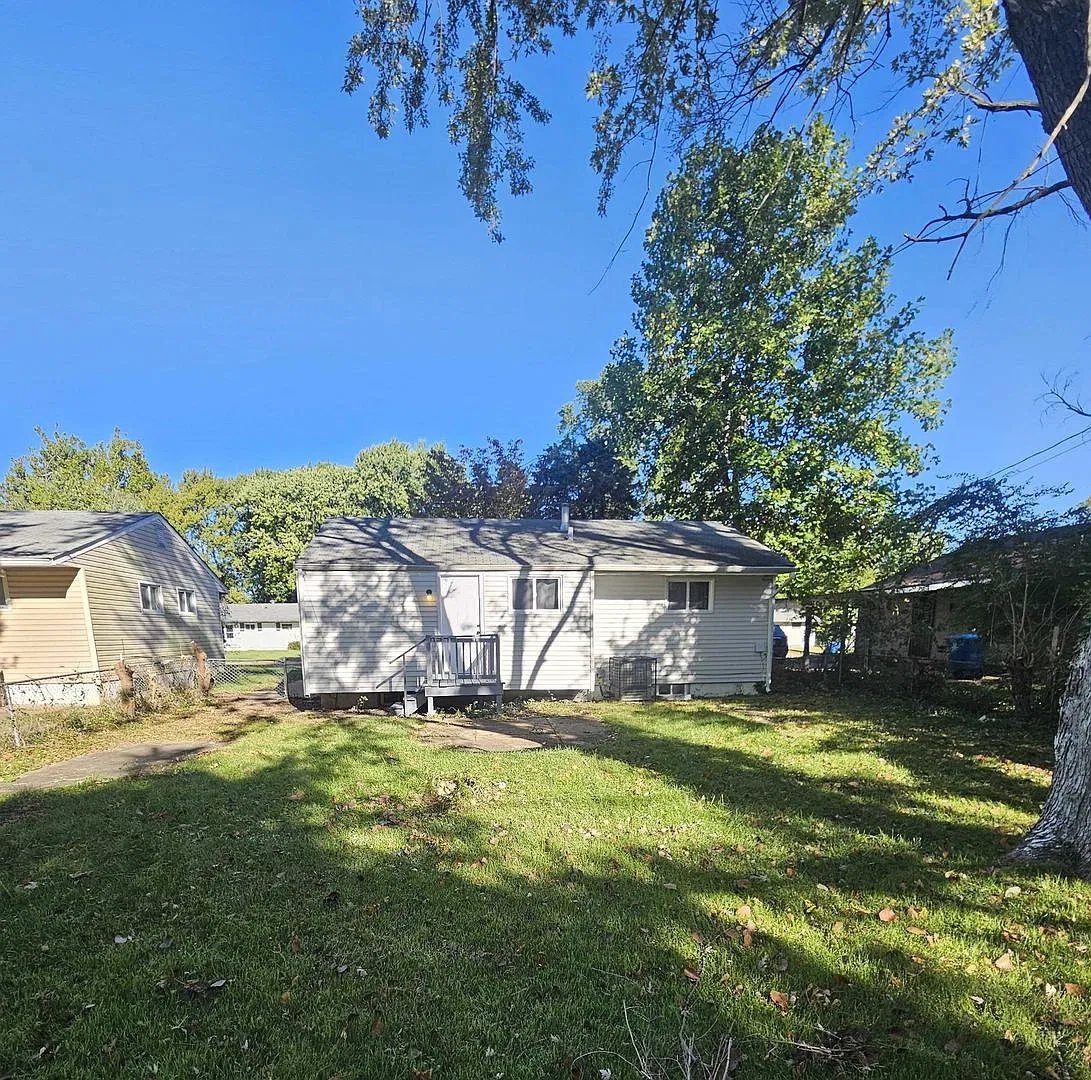 Full Remodel 3 Bed 1 Bath With Open Concept Layout — Photo 2