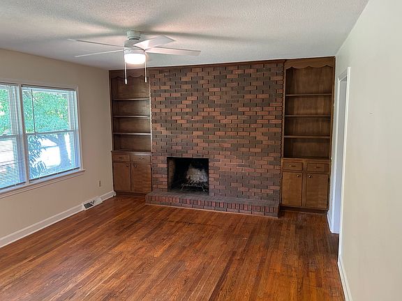 3rd image of 310 Holland Cir