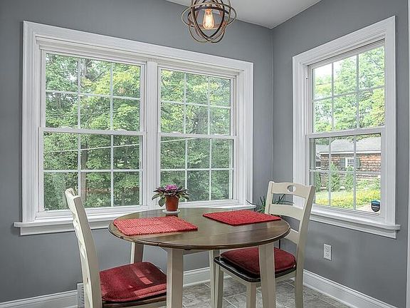 5th image of 126 Essex Ln