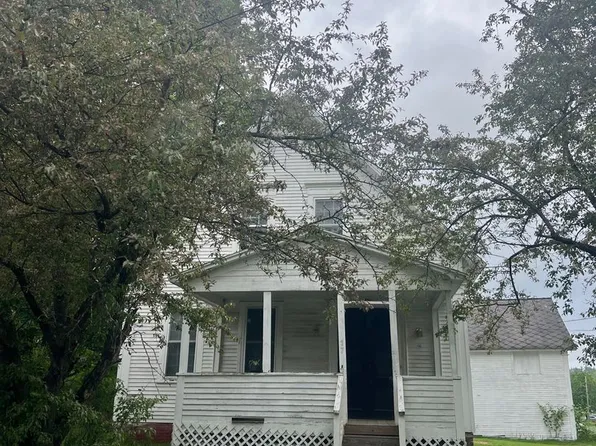 17 Schmitt St, Claremont, NH 03743