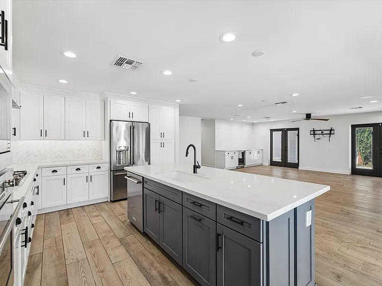 301 E Royal Palm Rd — Photo 24