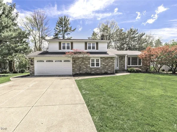 1050 Pinewood Cir, Lyndhurst, OH 44124