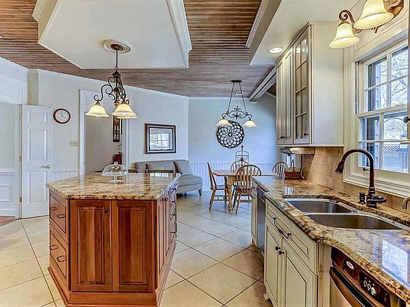 4th image of 9048 Longwood Ln