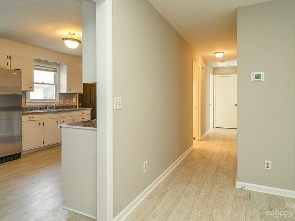 5th image of 643 Harrison St